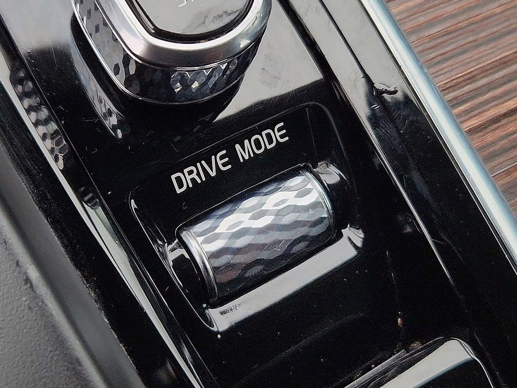 2021 Crystal White Volvo S60 T5 Momentum FWD Sedan