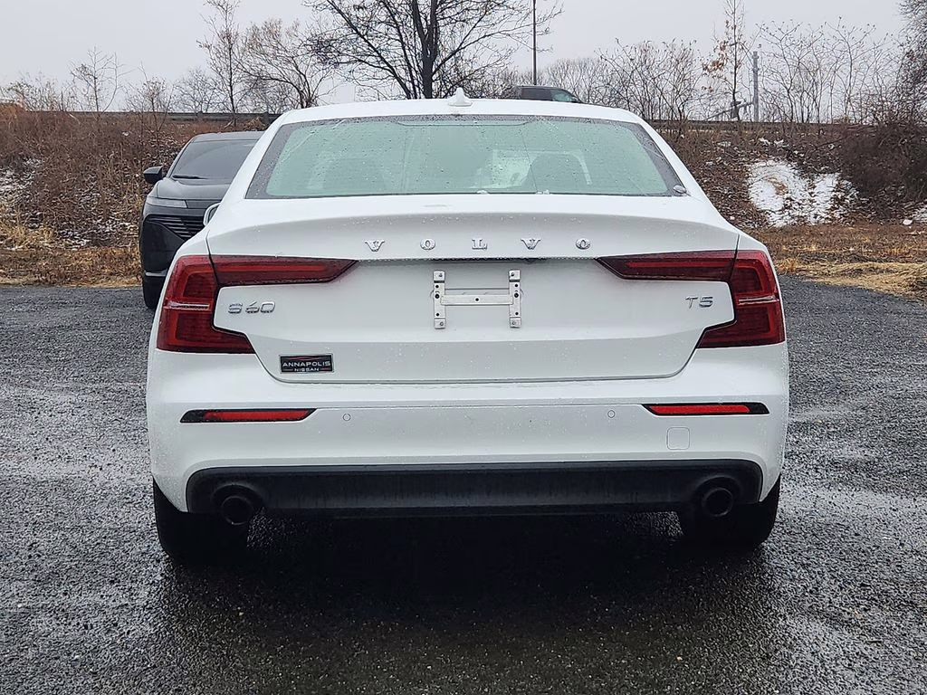 2021 Crystal White Volvo S60 T5 Momentum FWD Sedan