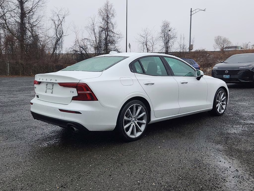 2021 Crystal White Volvo S60 T5 Momentum FWD Sedan