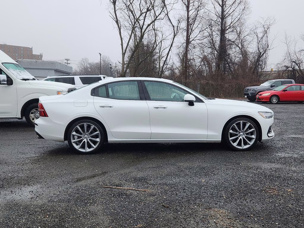 2021 Crystal White Volvo S60 T5 Momentum FWD Sedan