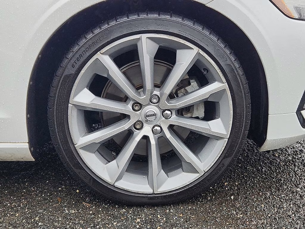 2021 Crystal White Volvo S60 T5 Momentum FWD Sedan