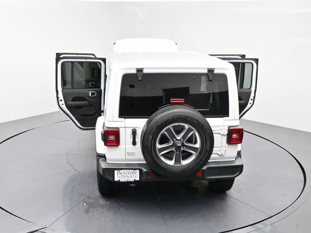 2022 Bright White Clearcoat Jeep Wrangler Unlimited Sahara 4X4 SUV