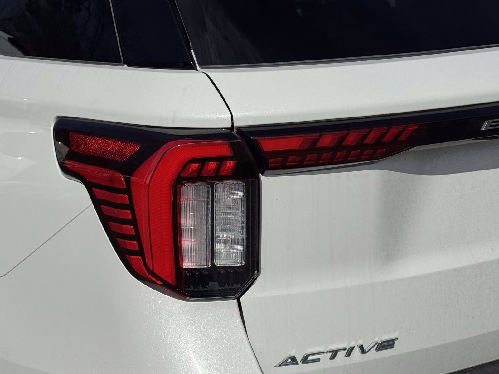 2026 Star White Metallic Tri-Coat Ford Explorer Active w/100A Pkg 4WD 4X4 SUV