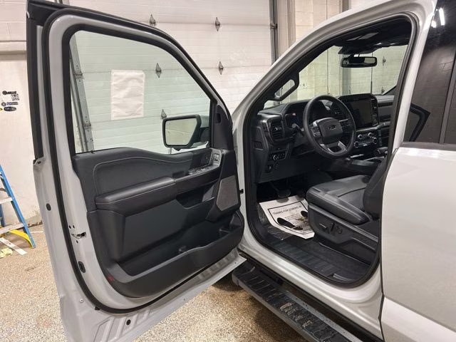 2026 Oxford White Ford F-150 Lariat Black Appearance 4X4 Truck