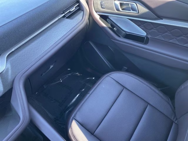 2026 Star White Metallic Tri-Coat Ford Explorer Platinum 4X4 SUV