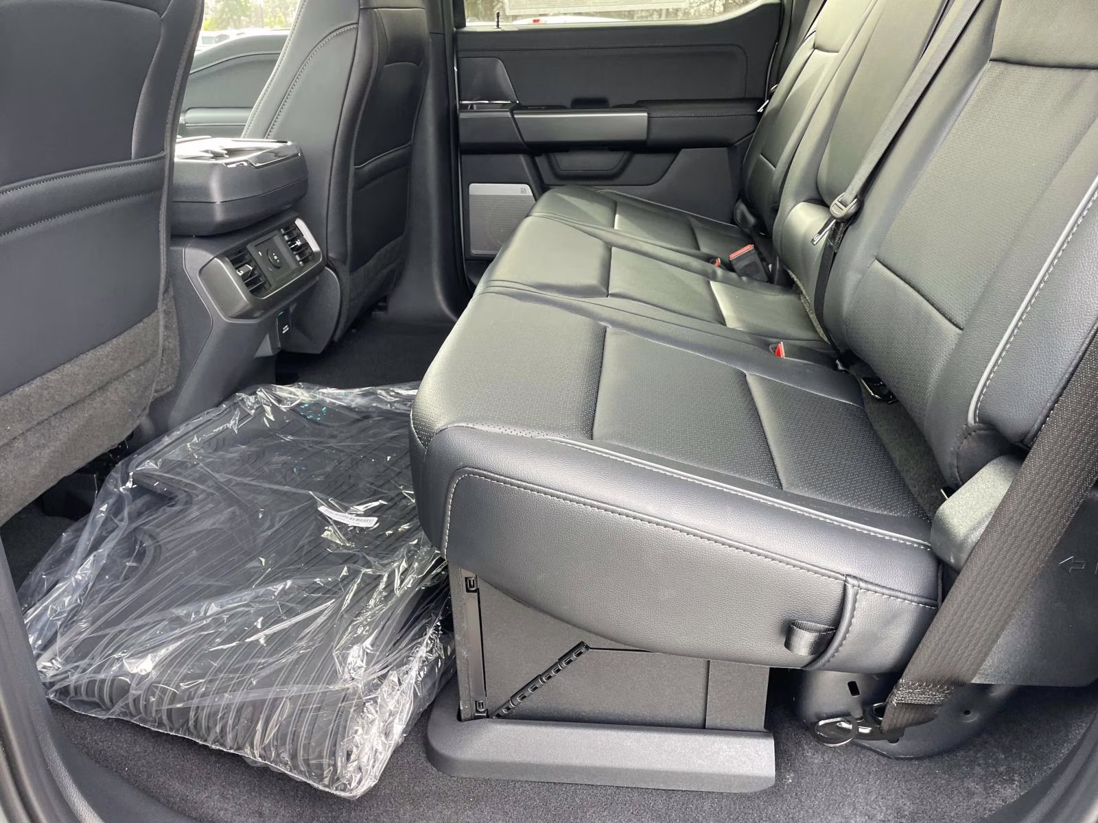 2026 Avalanche Ford F-150 Lariat 4X4 Truck