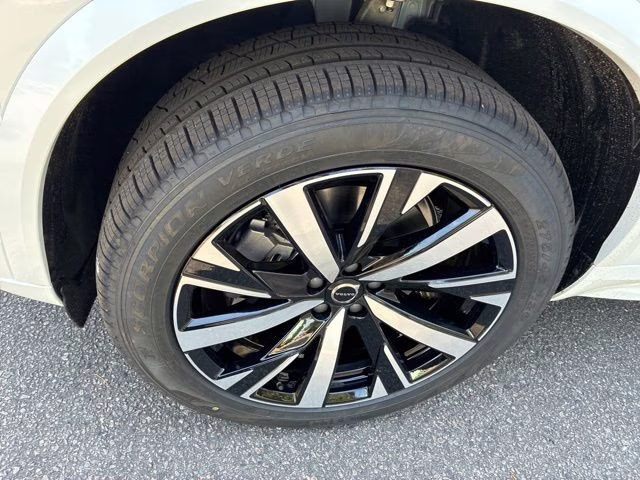 2026 Crystal White Volvo XC90 B5 Core AWD SUV