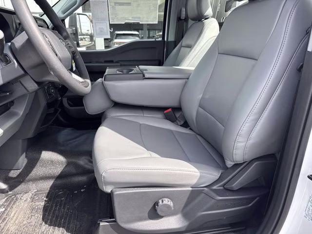 2026 Oxford White Ford Super Duty F-450 DRW XL 4X4 Chassis