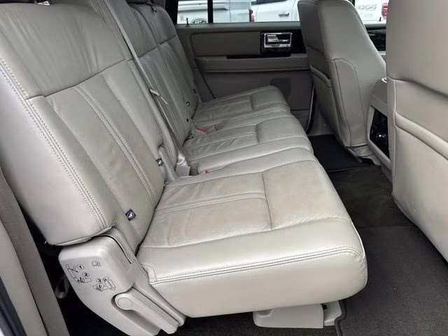 2017 White Platinum Clearcoat Lincoln Navigator L Select RWD SUV