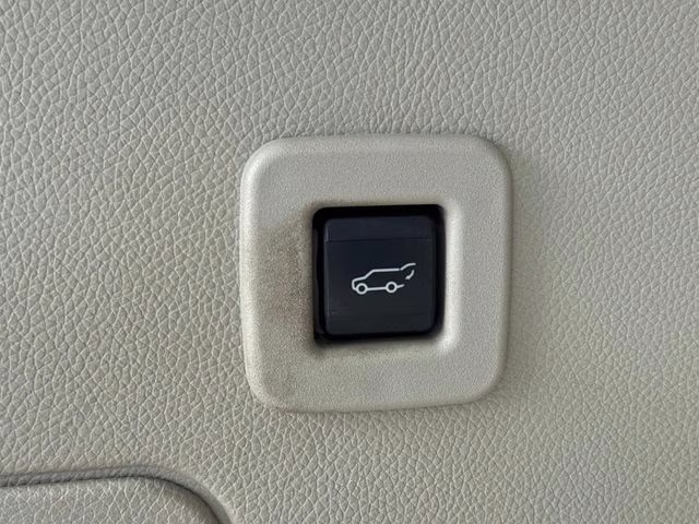 2017 White Platinum Clearcoat Lincoln Navigator L Select RWD SUV