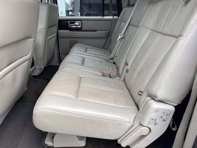 2017 White Platinum Clearcoat Lincoln Navigator L Select RWD SUV