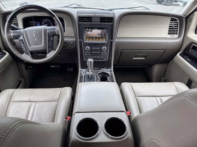 2017 White Platinum Clearcoat Lincoln Navigator L Select RWD SUV