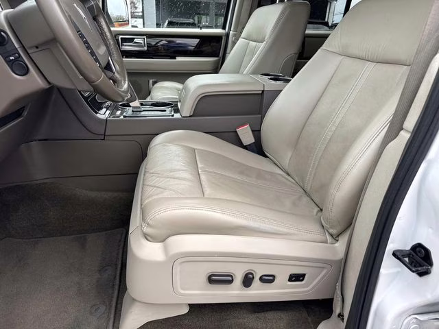 2017 White Platinum Clearcoat Lincoln Navigator L Select RWD SUV