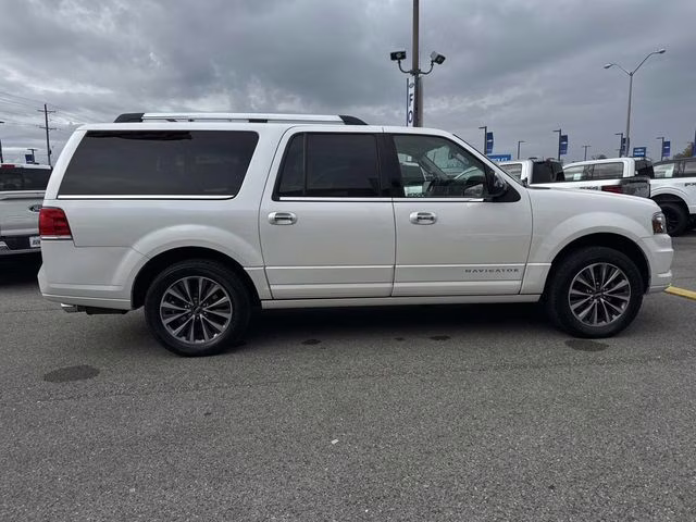 2017 White Platinum Clearcoat Lincoln Navigator L Select RWD SUV