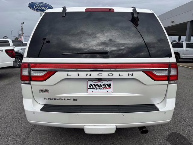 2017 White Platinum Clearcoat Lincoln Navigator L Select RWD SUV