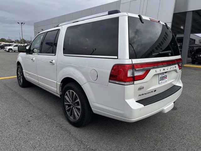 2017 White Platinum Clearcoat Lincoln Navigator L Select RWD SUV