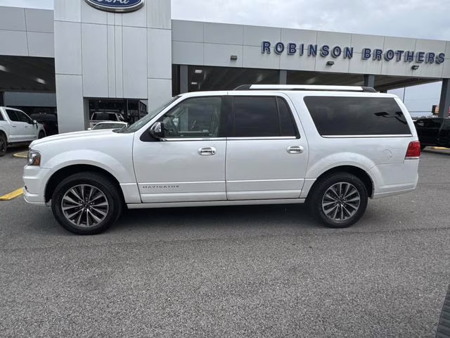 2017 White Platinum Clearcoat Lincoln Navigator L Select RWD SUV