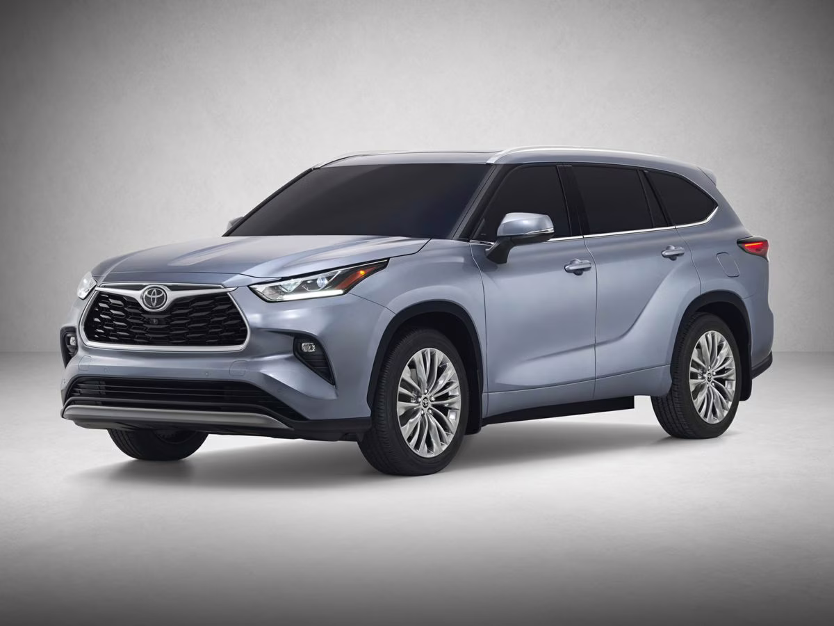 2022 Magnetic Gray Metallic Toyota Highlander XLE FWD SUV