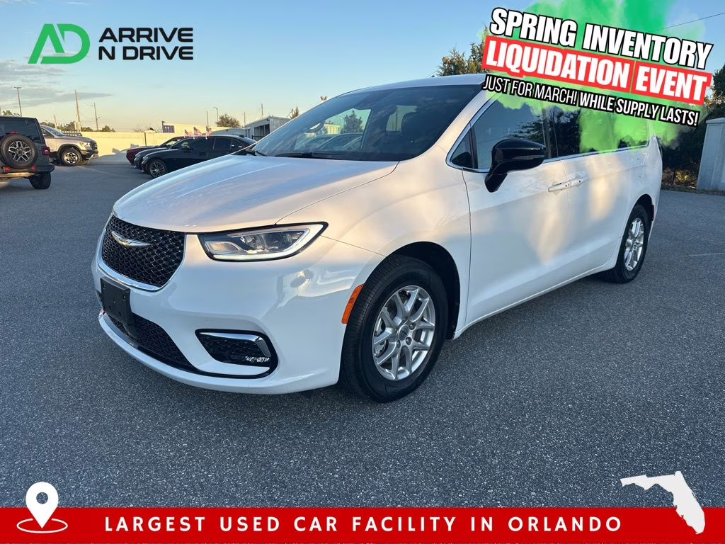 2025 Chrysler Pacifica Select's photo