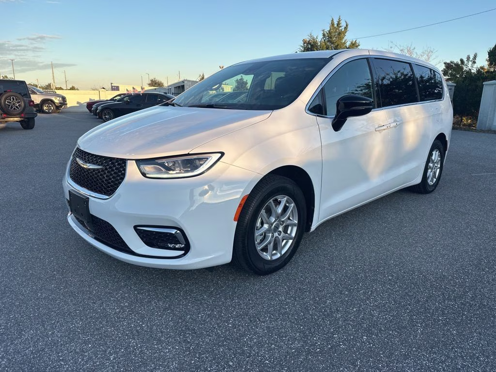 2025 Chrysler Pacifica Select's photo