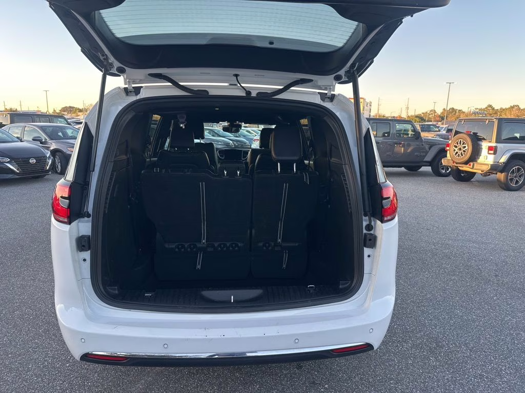 2025 Bright White Clearcoat Chrysler Pacifica Select FWD Van