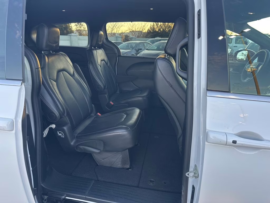 2025 Bright White Clearcoat Chrysler Pacifica Select FWD Van