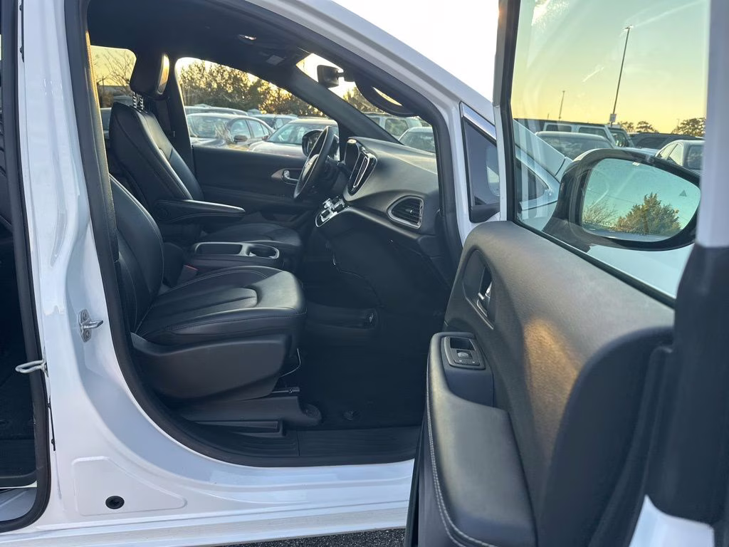 2025 Bright White Clearcoat Chrysler Pacifica Select FWD Van