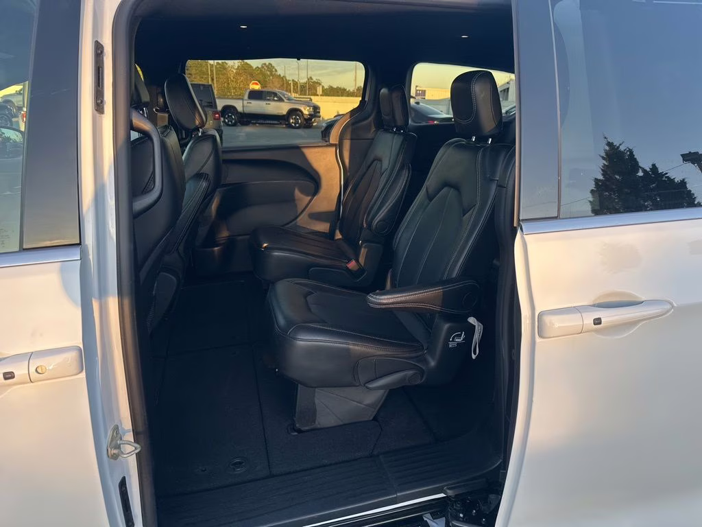 2025 Bright White Clearcoat Chrysler Pacifica Select FWD Van