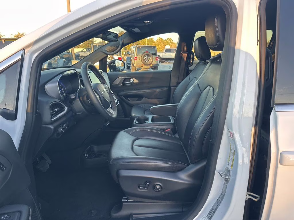 2025 Bright White Clearcoat Chrysler Pacifica Select FWD Van
