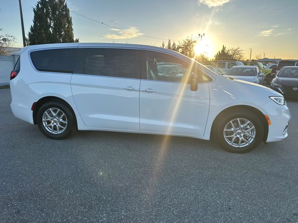 2025 Bright White Clearcoat Chrysler Pacifica Select FWD Van