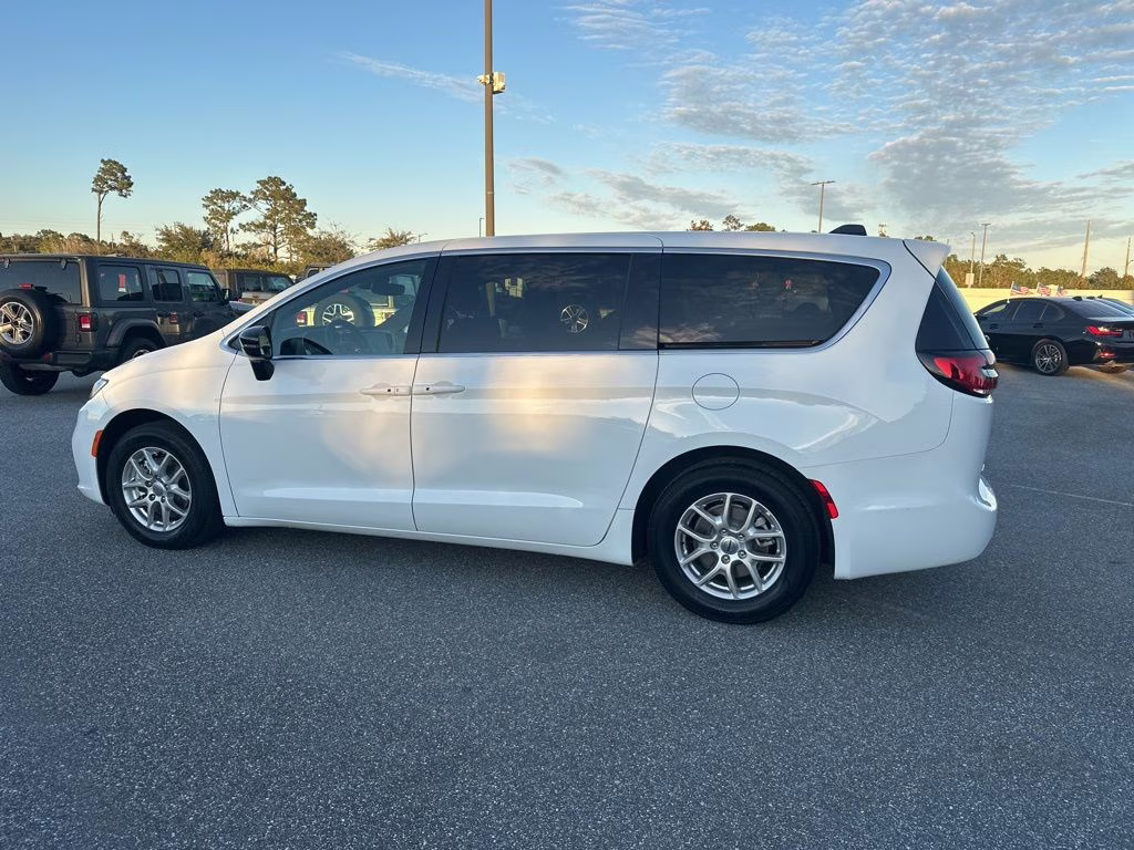 2025 Bright White Clearcoat Chrysler Pacifica Select FWD Van