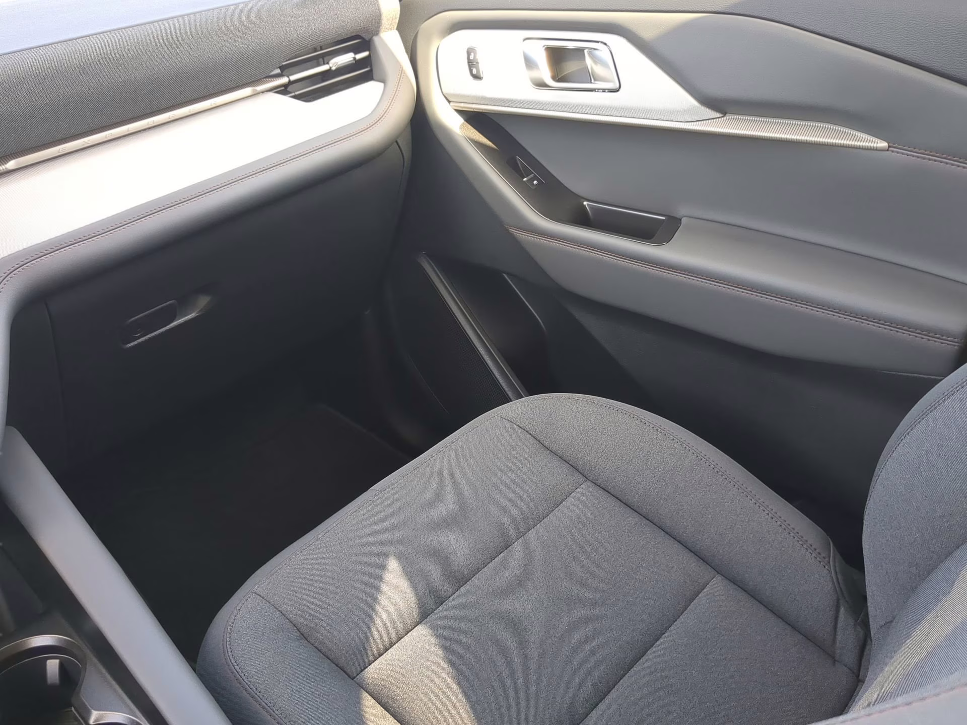 2026 Space White Metallic Ford Explorer Active RWD SUV