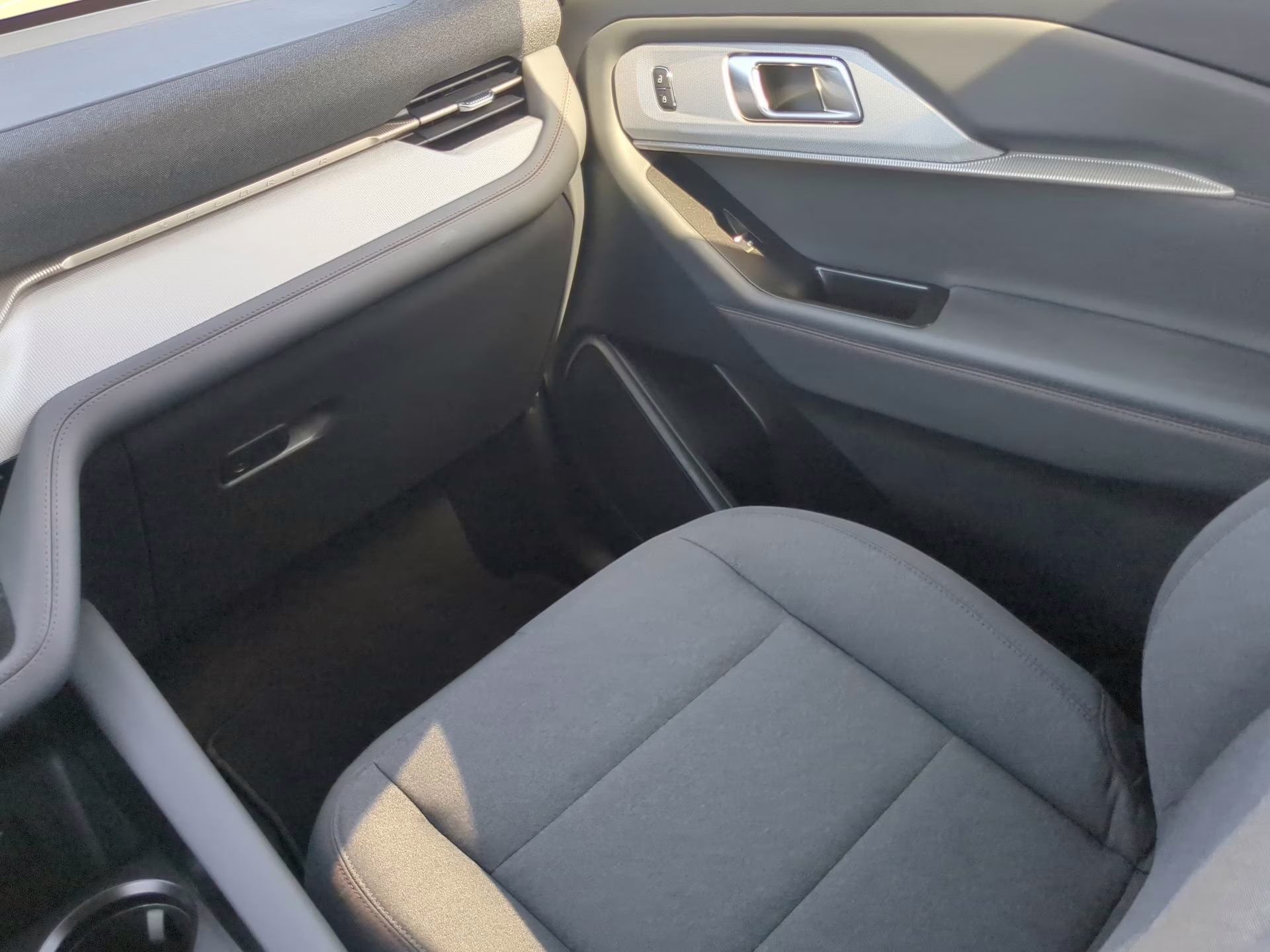 2026 Space White Metallic Ford Explorer Active RWD SUV
