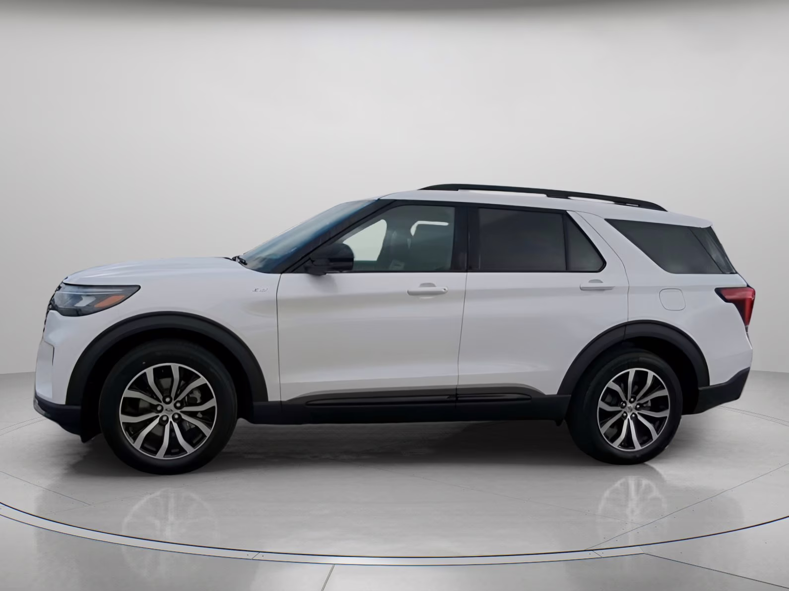 2026 Star White Metallic Tri-Coat Ford Explorer ST-Line RWD SUV