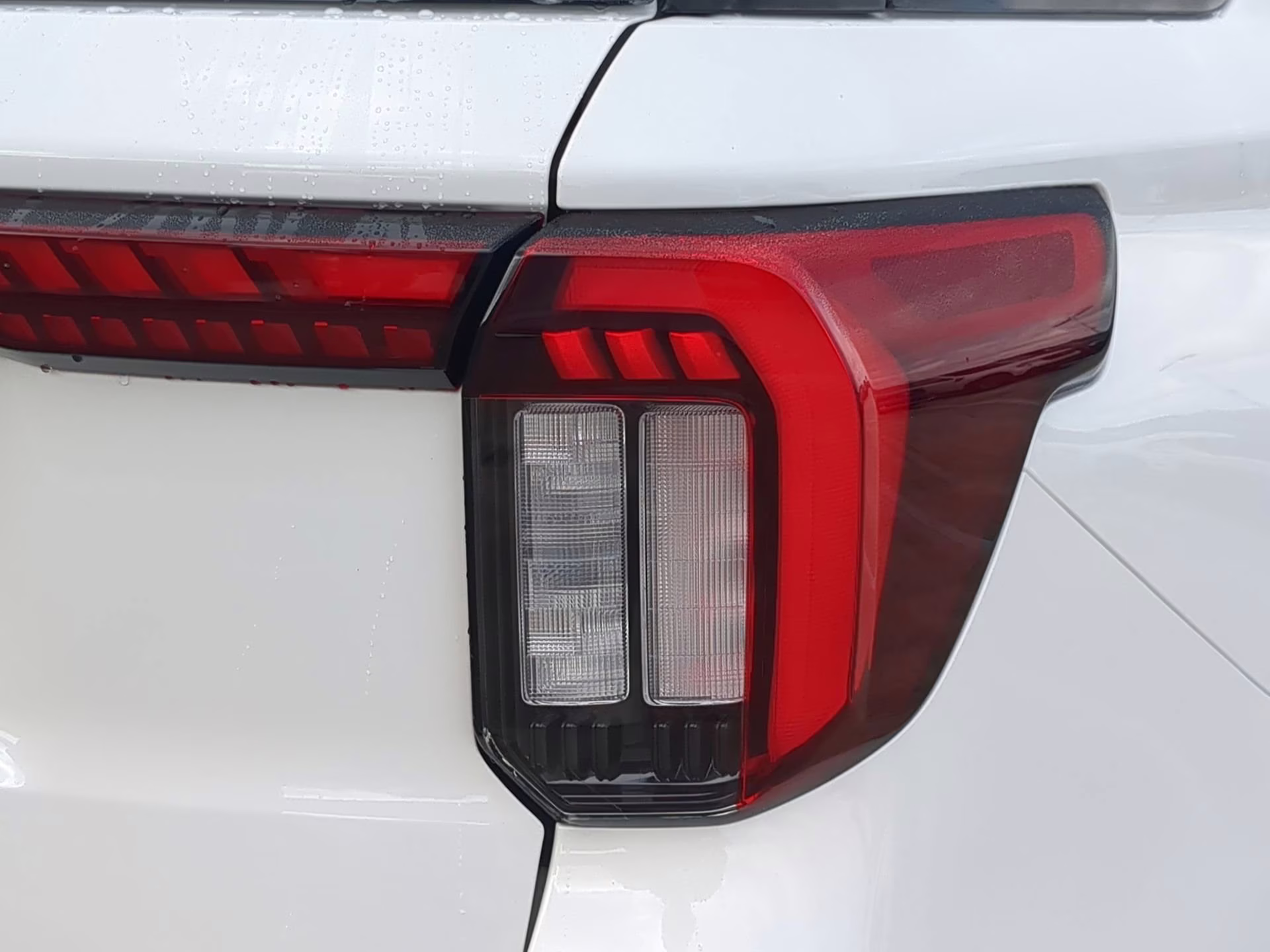 2026 Star White Metallic Tri-Coat Ford Explorer ST-Line RWD SUV