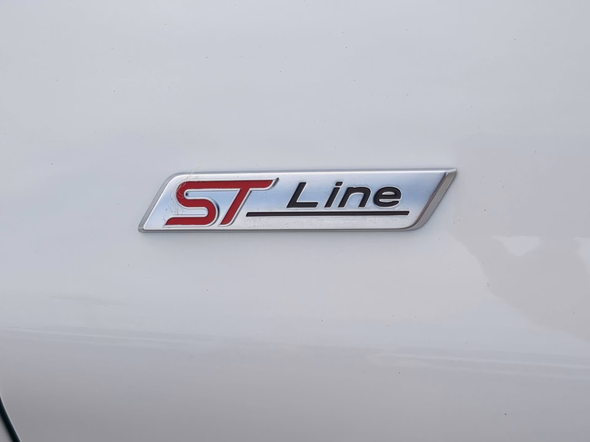 2026 Star White Metallic Tri-Coat Ford Explorer ST-Line RWD SUV