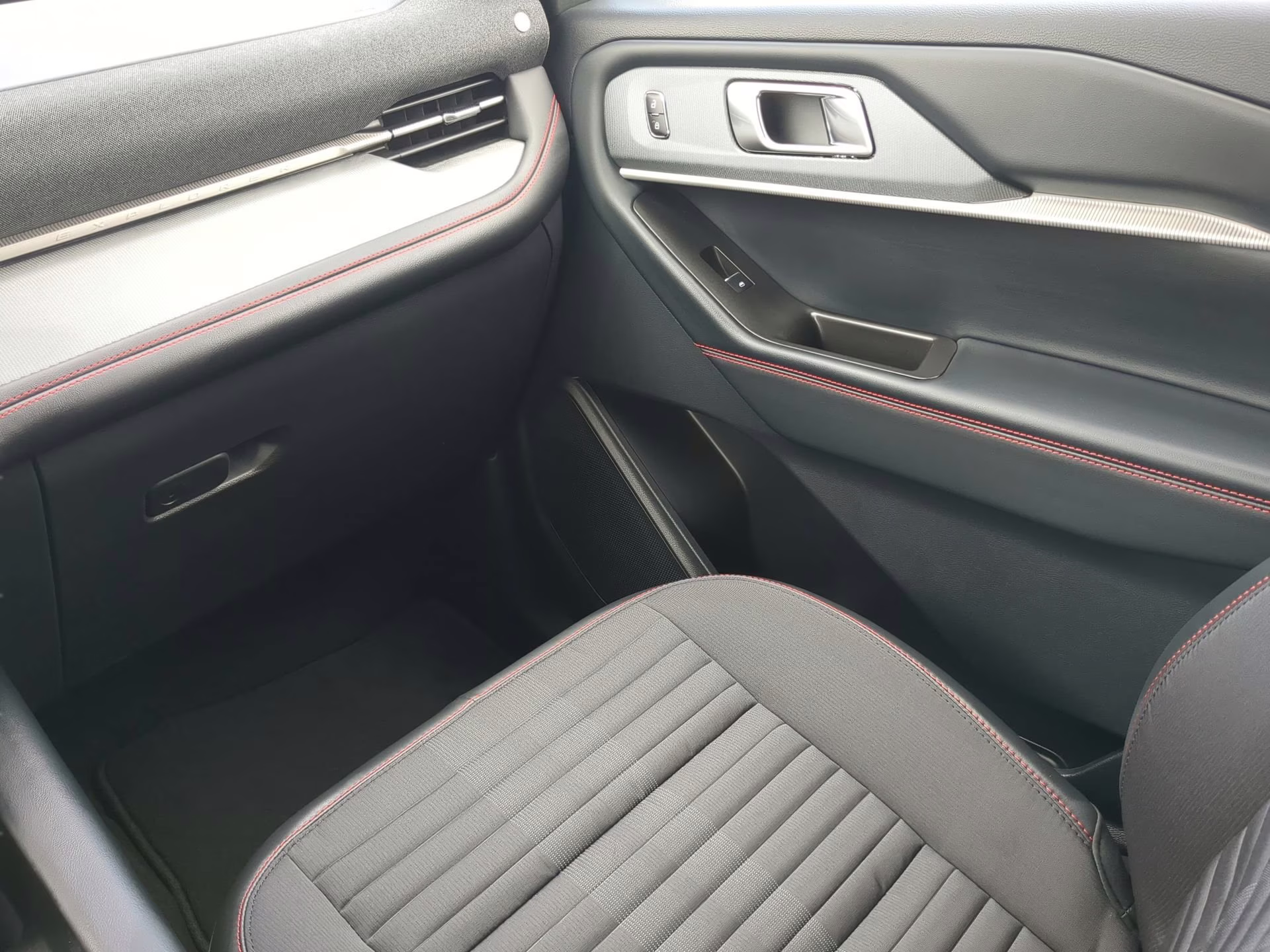 2026 Star White Metallic Tri-Coat Ford Explorer ST-Line RWD SUV