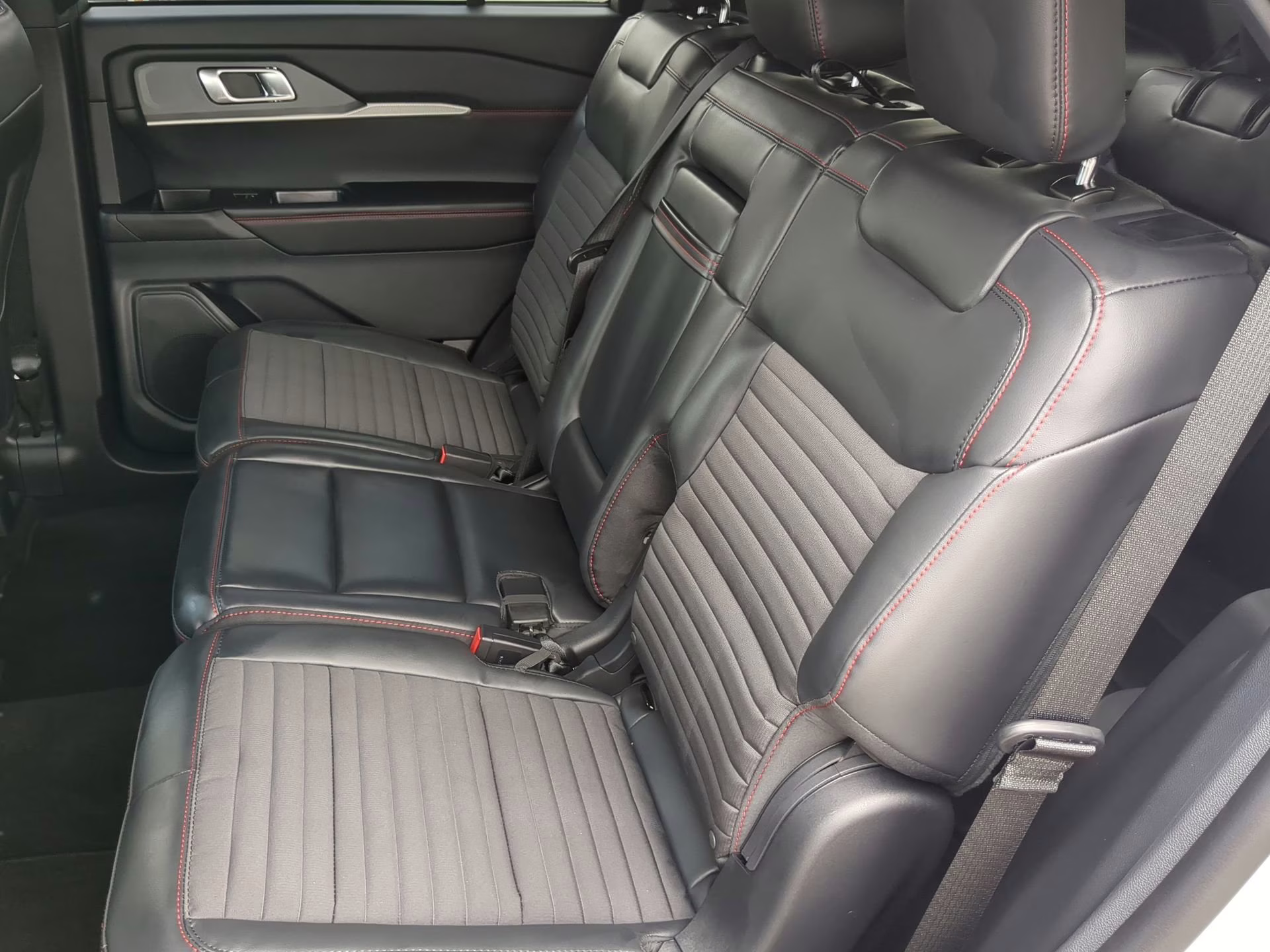 2026 Star White Metallic Tri-Coat Ford Explorer ST-Line RWD SUV