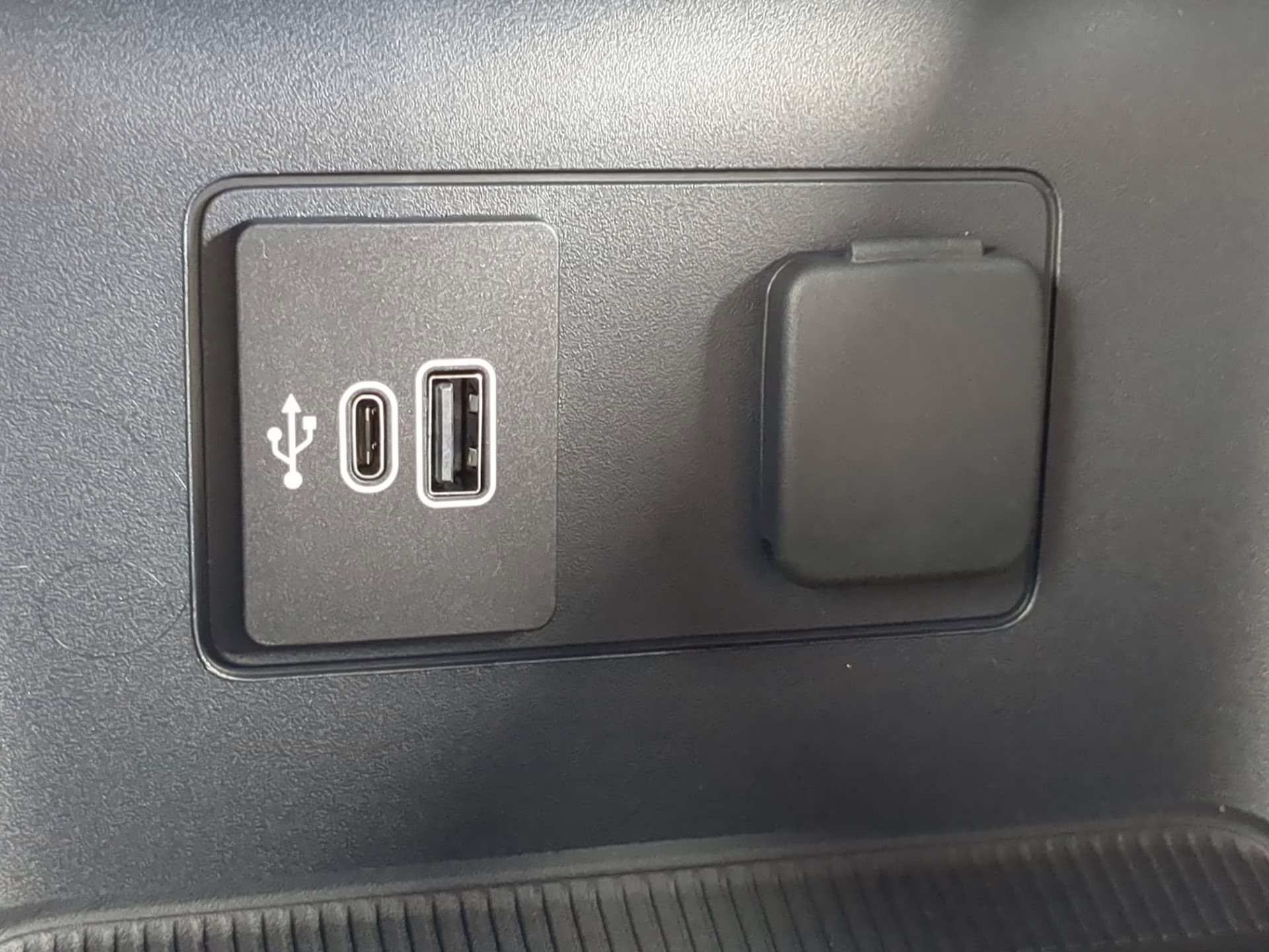 2026 Star White Metallic Tri-Coat Ford Explorer ST-Line RWD SUV