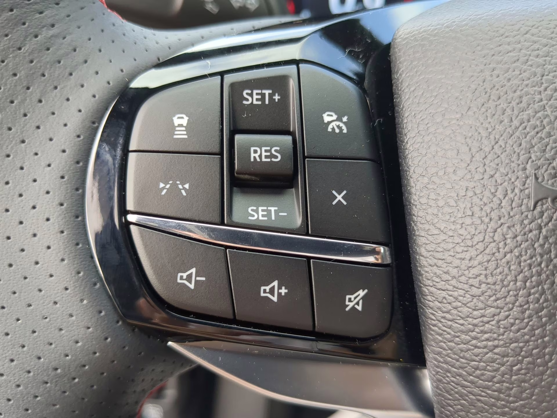 2026 Star White Metallic Tri-Coat Ford Explorer ST-Line RWD SUV