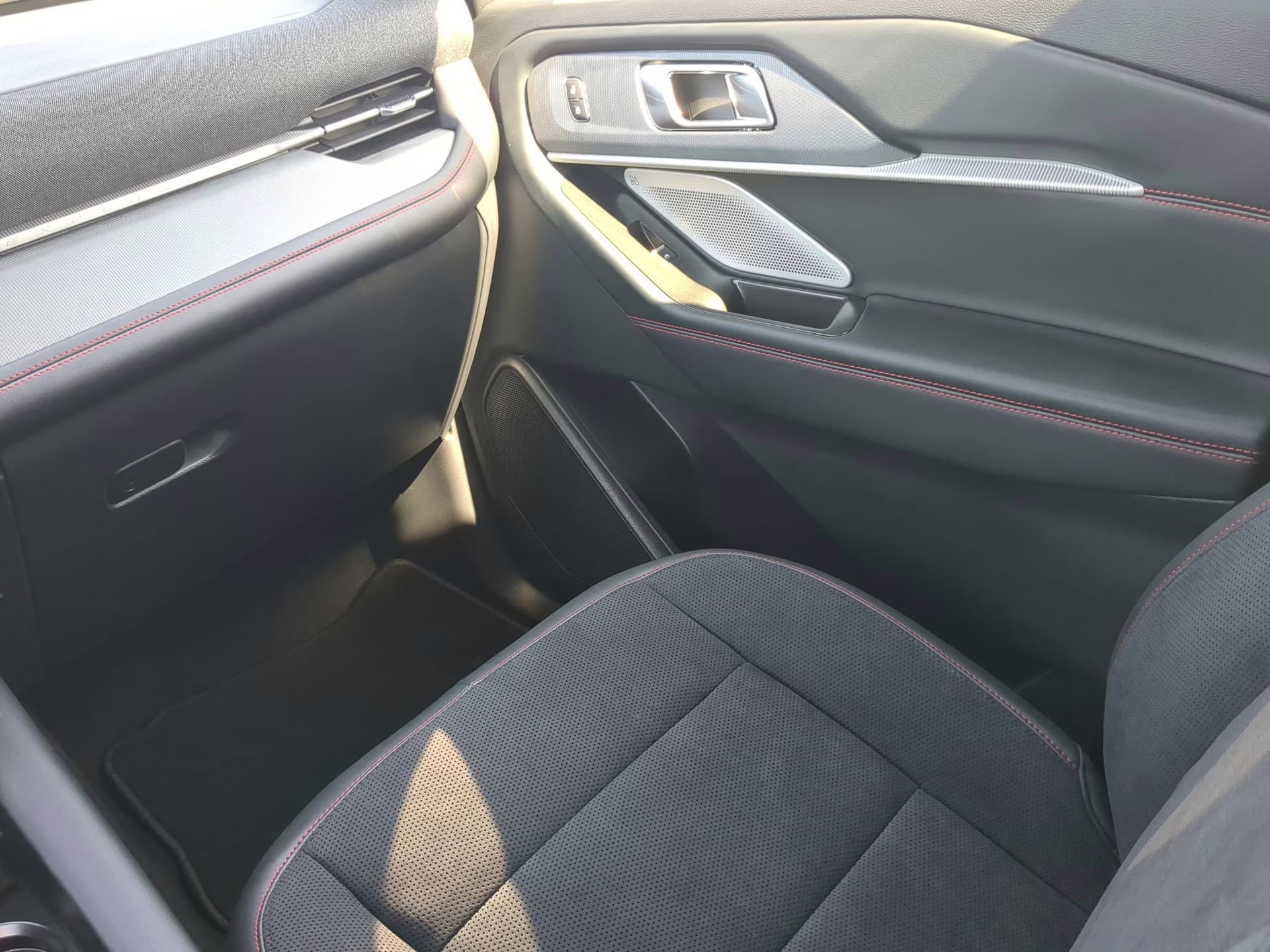 2026 Space White Metallic Ford Explorer ST RWD SUV