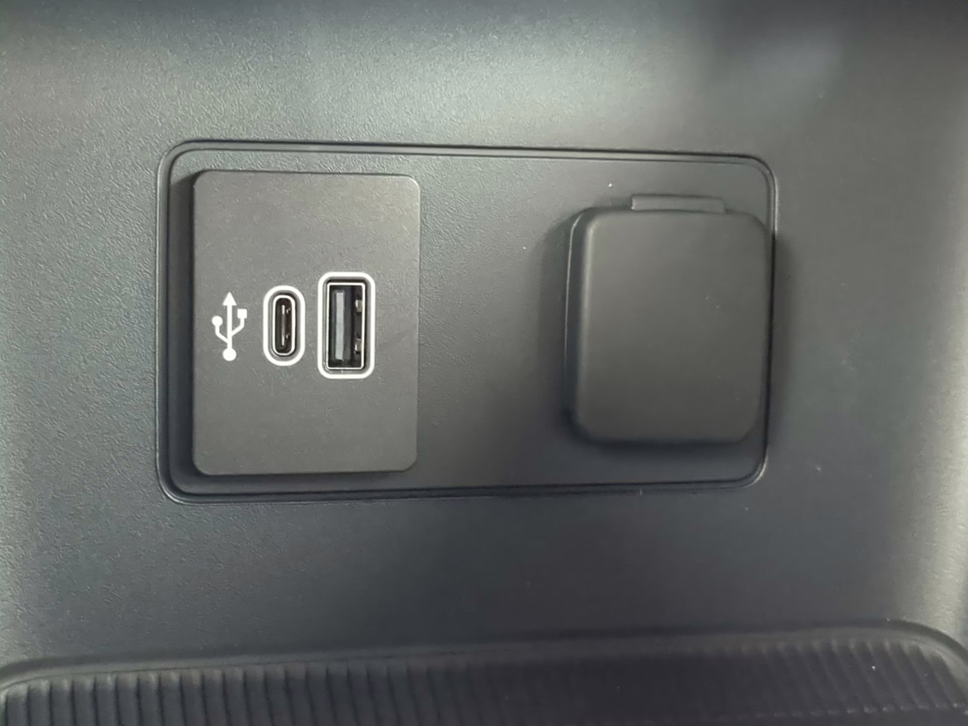 2026 Star White Metallic Tri-Coat Ford Explorer Tremor 4X4 SUV