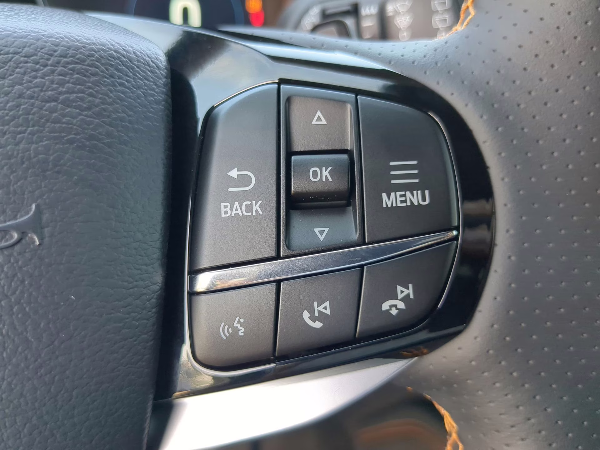 2026 Star White Metallic Tri-Coat Ford Explorer Tremor 4X4 SUV