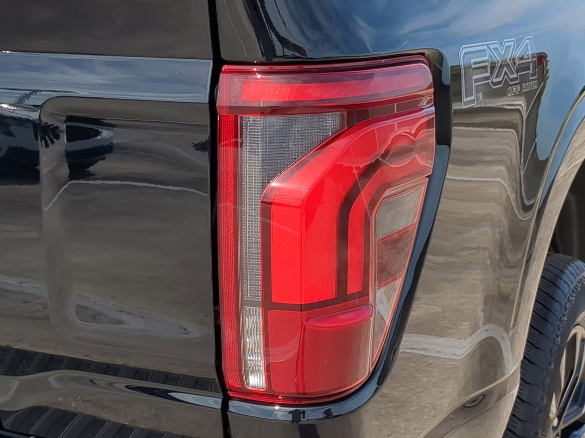 2026 Agate Black Metallic Ford F-150 LARIAT Crew Cab Pickup 4X4 Truck