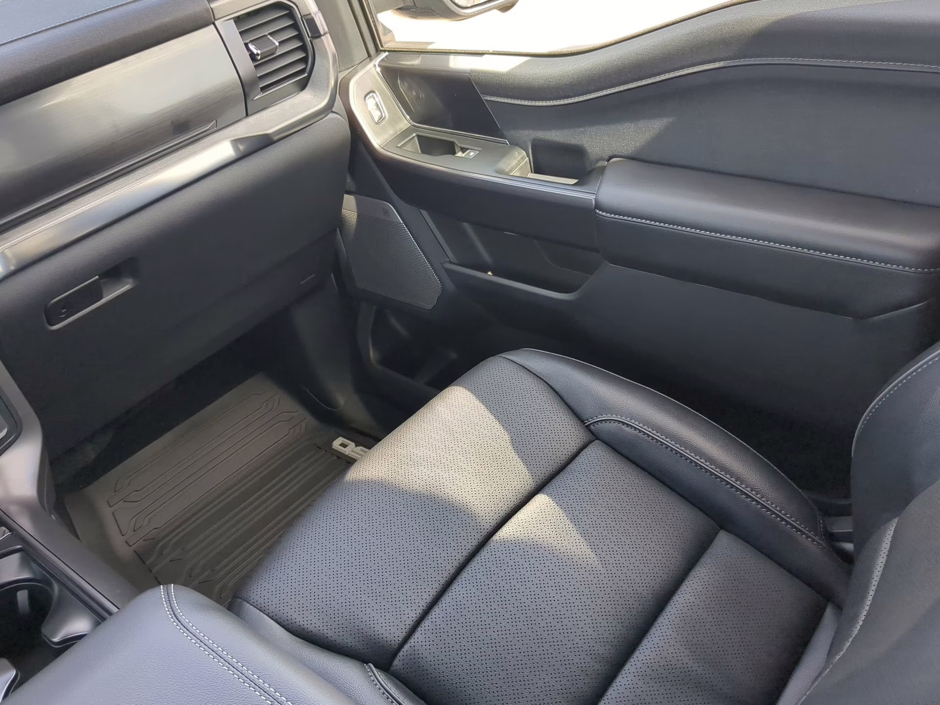 2026 Agate Black Metallic Ford F-150 LARIAT Crew Cab Pickup 4X4 Truck