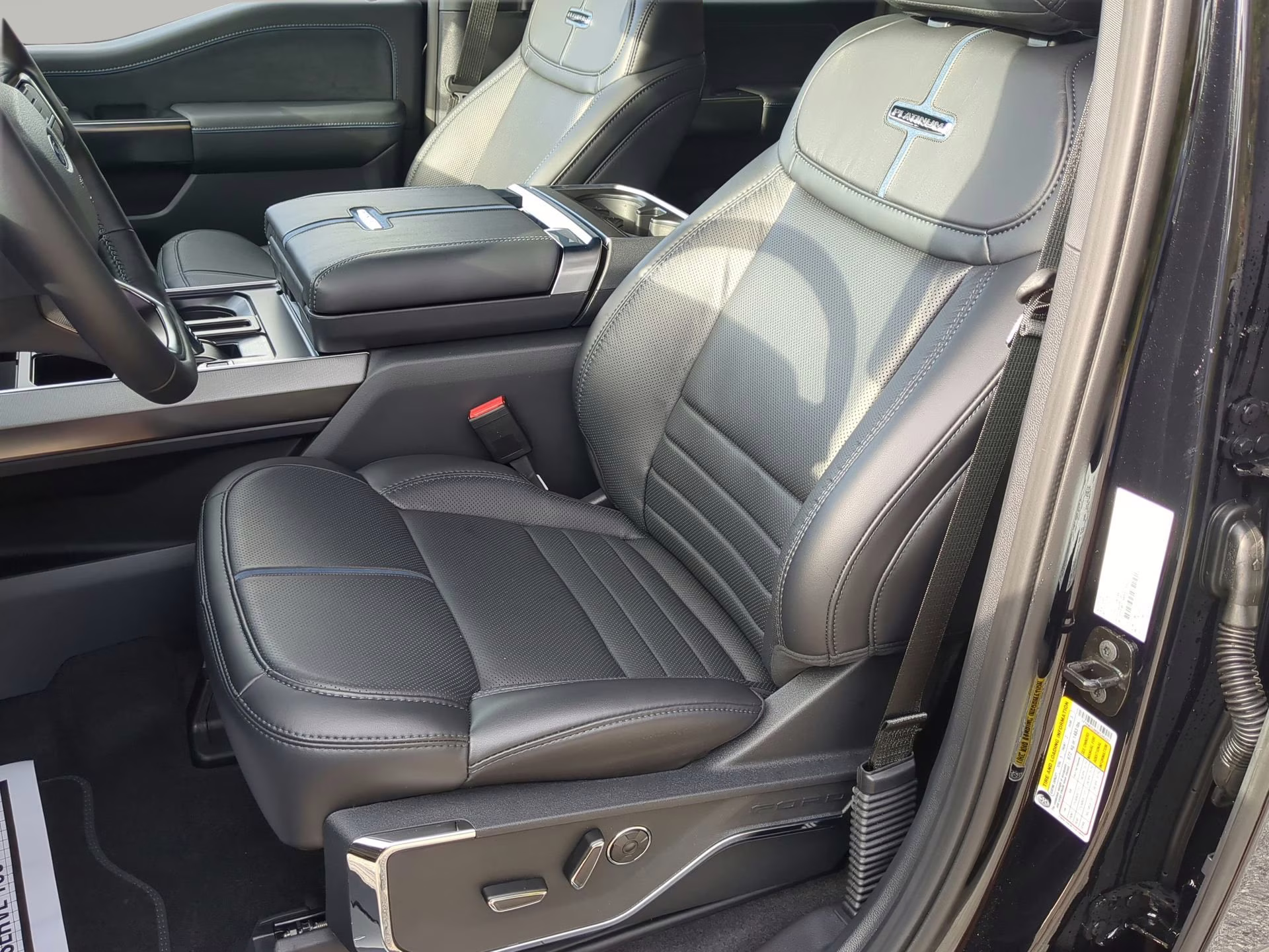 2025 Agate Black Metallic Ford F-150 Platinum Crew Cab Pickup 4X4 Truck