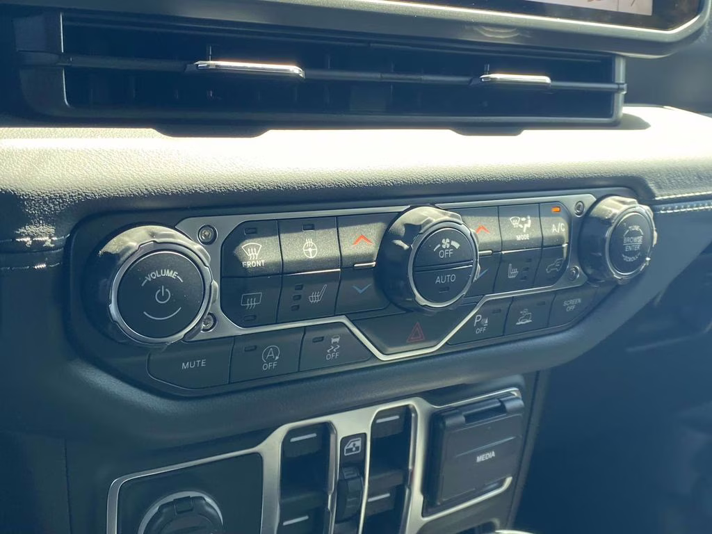 2026 Granite Crystal Metallic Clearcoat Jeep Wrangler Sahara 4X4 SUV