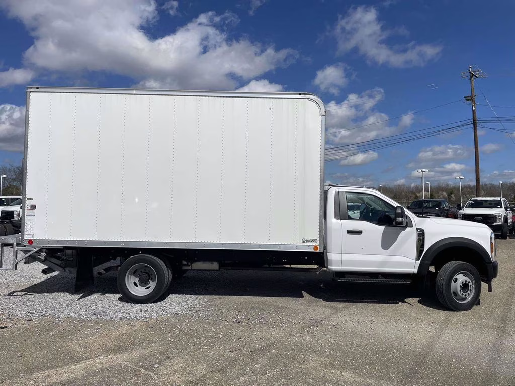 2026 Oxford White Ford Super Duty F-550 DRW XL RWD Chassis