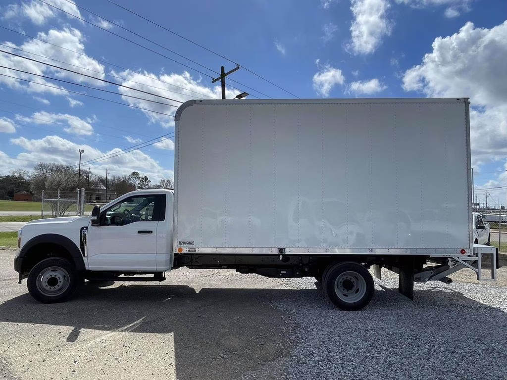 2026 Oxford White Ford Super Duty F-550 DRW XL RWD Chassis
