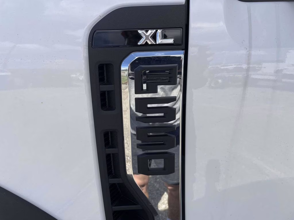 2026 Oxford White Ford Super Duty F-550 DRW XL RWD Chassis
